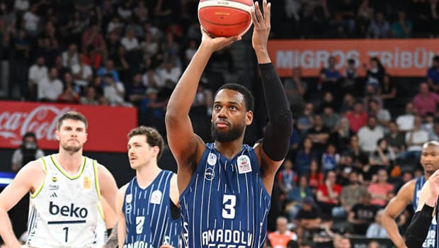 Anadolu Efes, Fenerbahçe'yi yenerek seriyi 4. maça taşıdı!