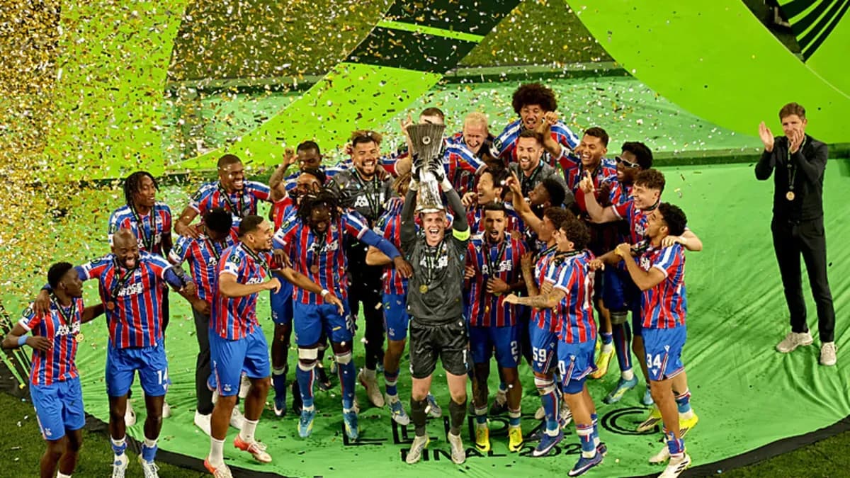 Crystal Palace, UEFA Konferans Ligi kupasını müzesine götürdü