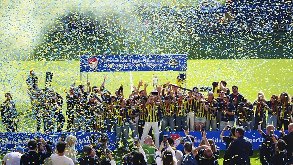 Fenerbahçe arsaVev kadın futbolda şampiyonluk kupasını aldı!