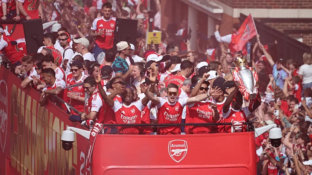 Arsenal 22 yıl sonra şampiyonluğu taraftarıyla kutladı
