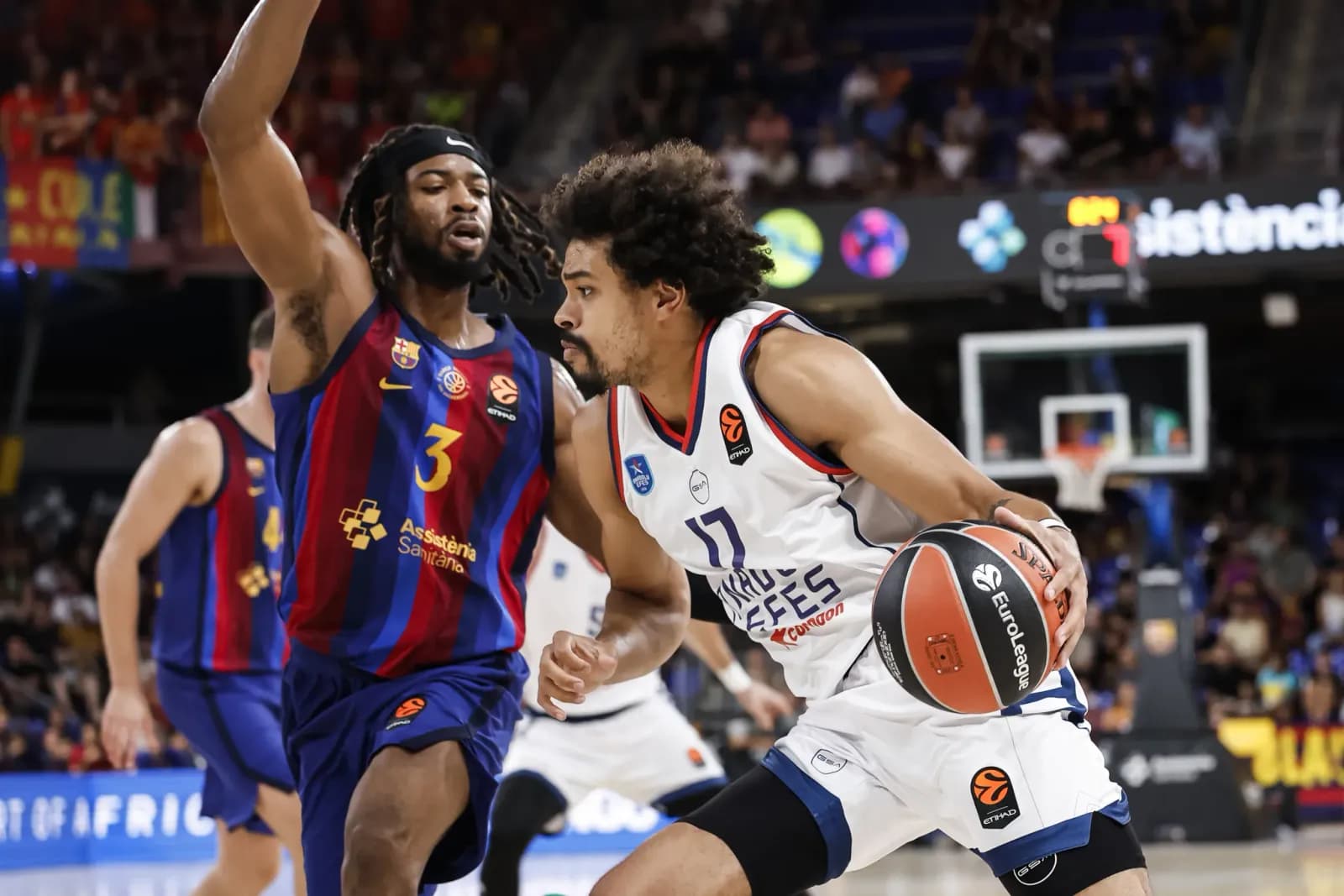 Anadolu Efes, EuroLeague'e Barcelona mağlubiyetiyle başladı