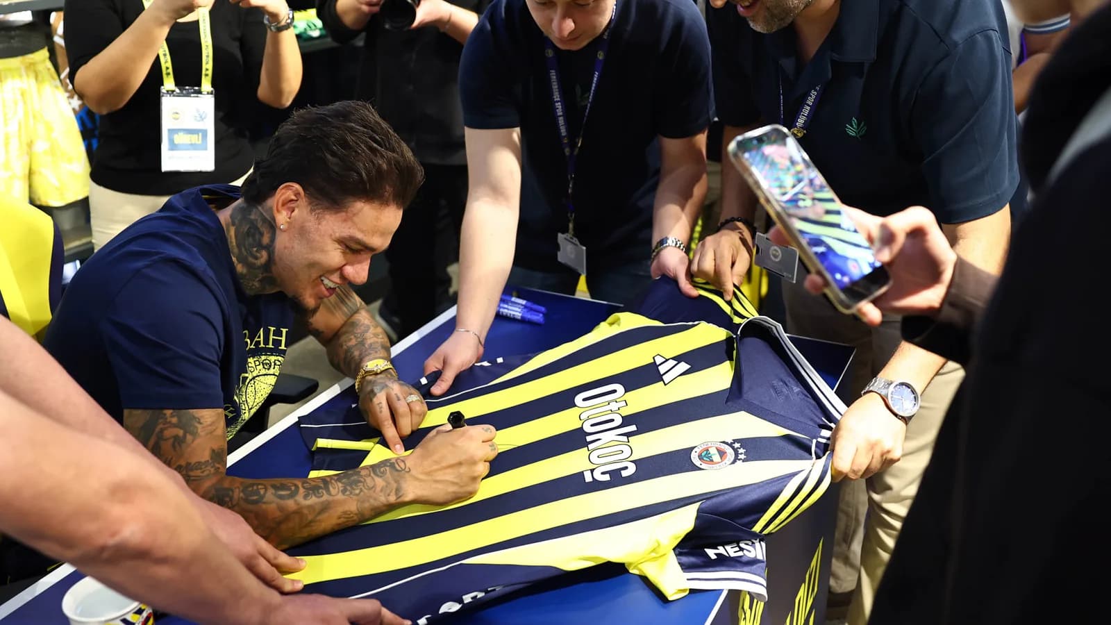 Ederson, Fenerium'da taraftarla buluştu: Kuyruk yüzlerce metreyi buldu