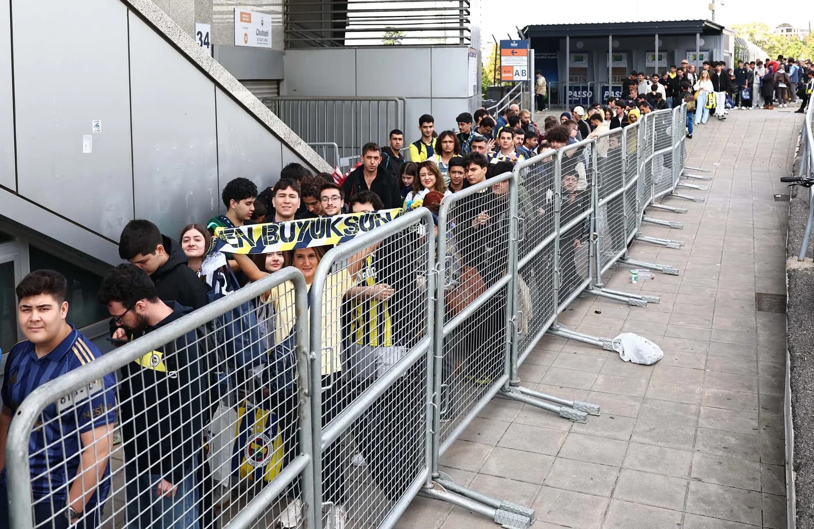Ederson'un imza gününe Kadıköy'de yoğun ilgi