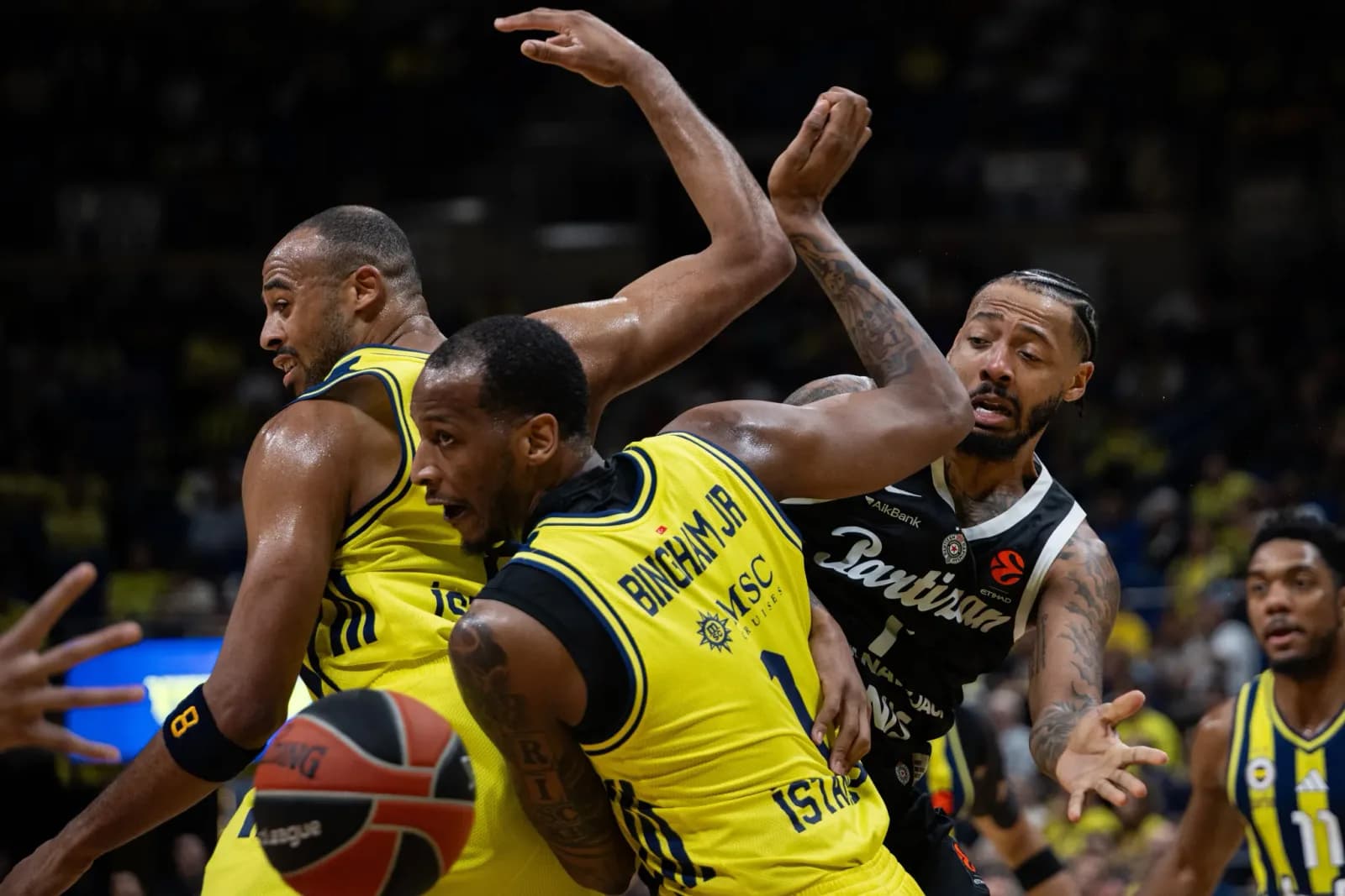 Fenerbahçe Tarfin, Partizan'ı 74-65 yendi: Çift maç haftası tamam