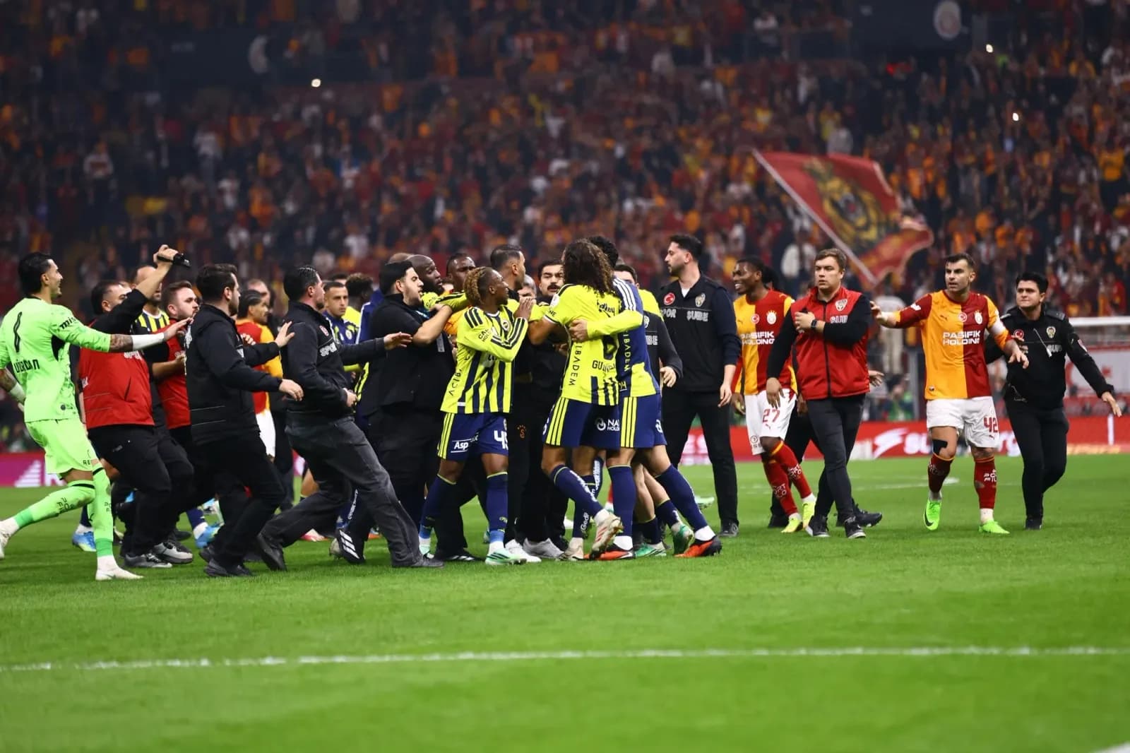 Galatasaray-Fenerbahçe derbisinde kavga dünya basınında