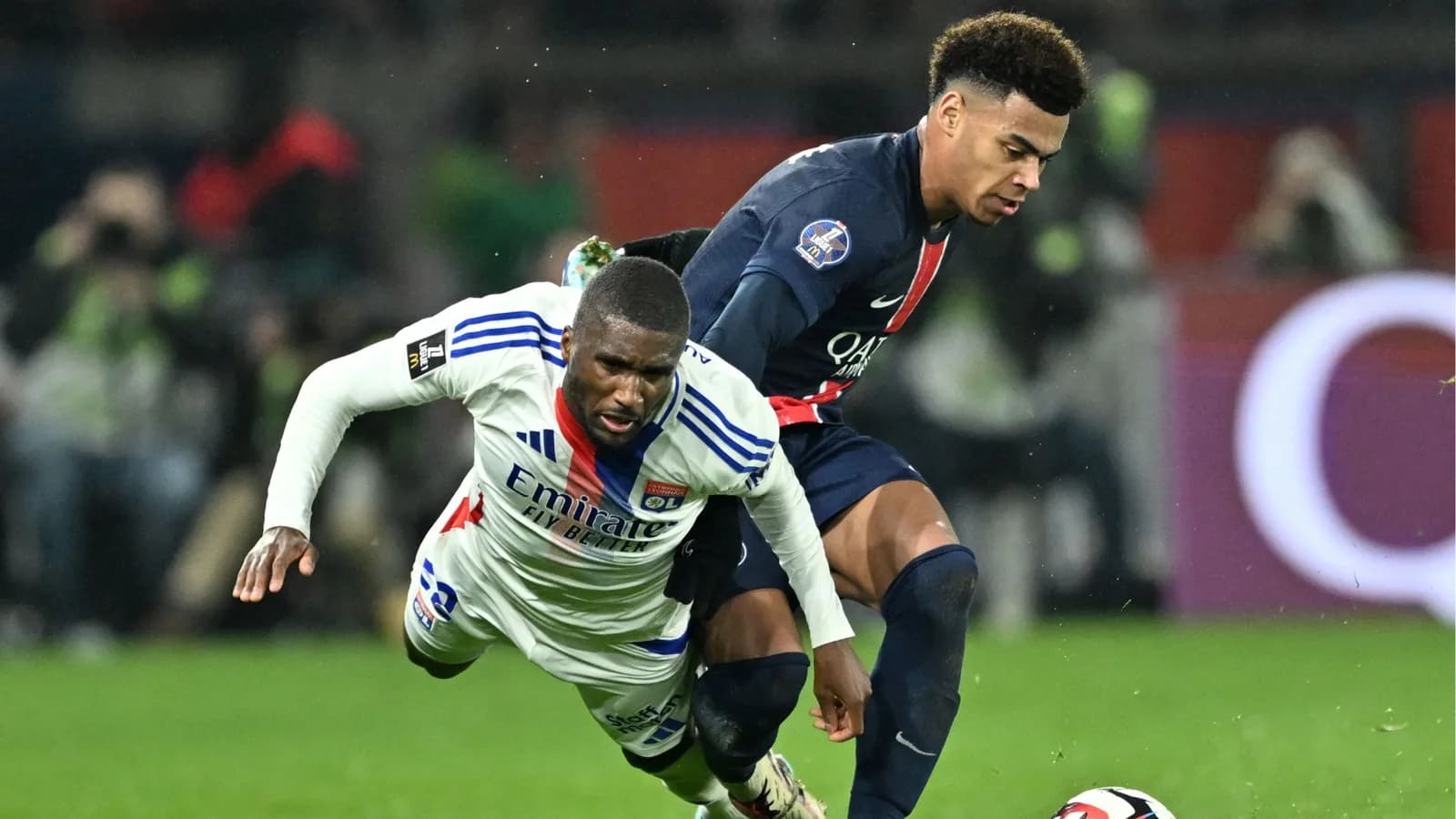 Paris'teki protestolar PSG-Lyon maçını erteletti
