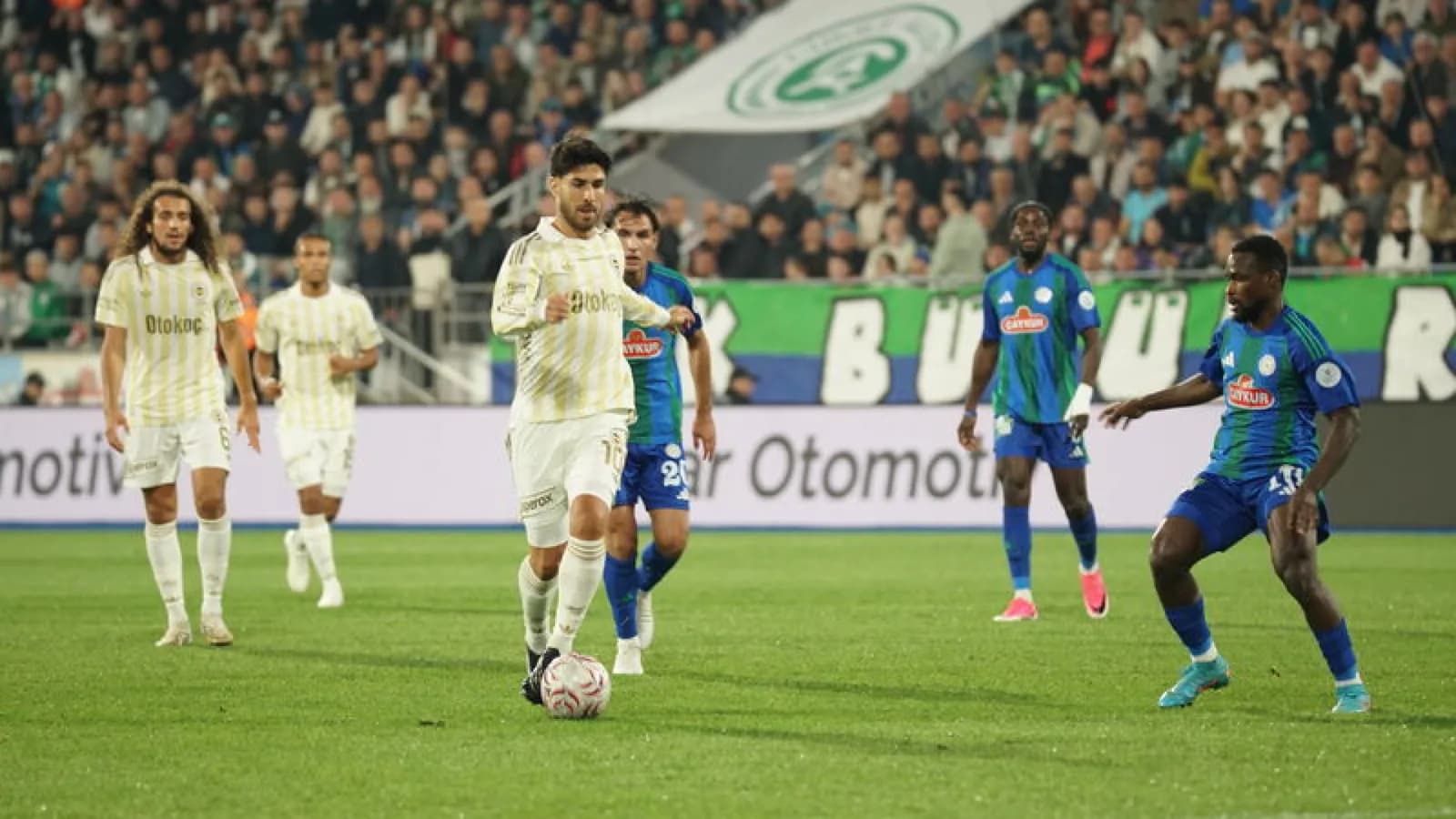 Rizespor'u 3-0 geçen Fenerbahçe'ye yazarlardan sert eleştiri