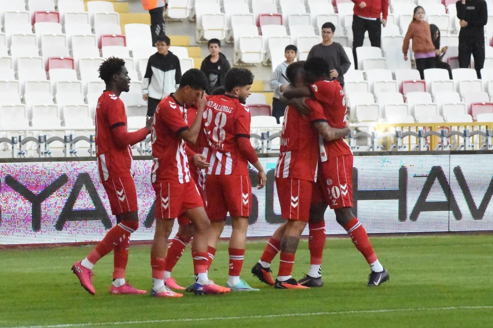 Sivasspor, Pendikspor'u 4-1 Yendi: İlk İç Saha Galibiyeti Geldi
